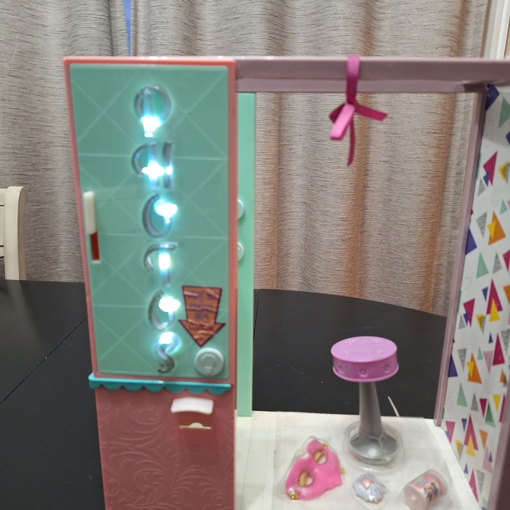 Glitter Girls Photo Booth with Doll - Picture 3 of 10